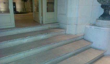 Ponçage adouci d'un escalier en pierre poreuse Bruxelles