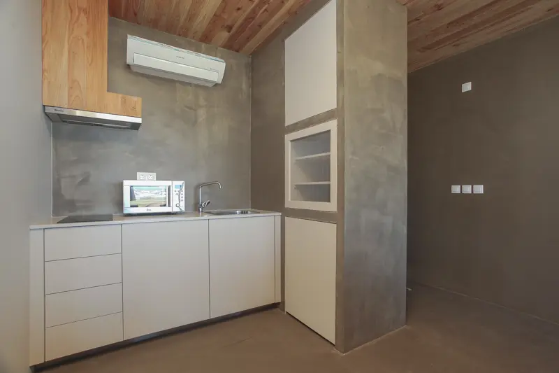 Rénovation avec revêtement en béton couche mince sur ancien carrelage