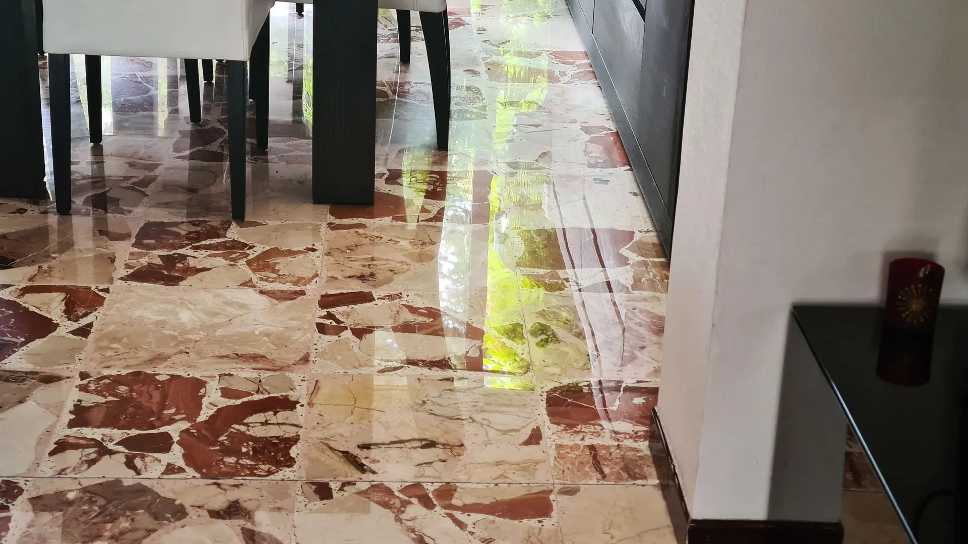 Rénovation, polissage et cristallisation d'un sol en marbre reconstitué avec finition très haute brillance