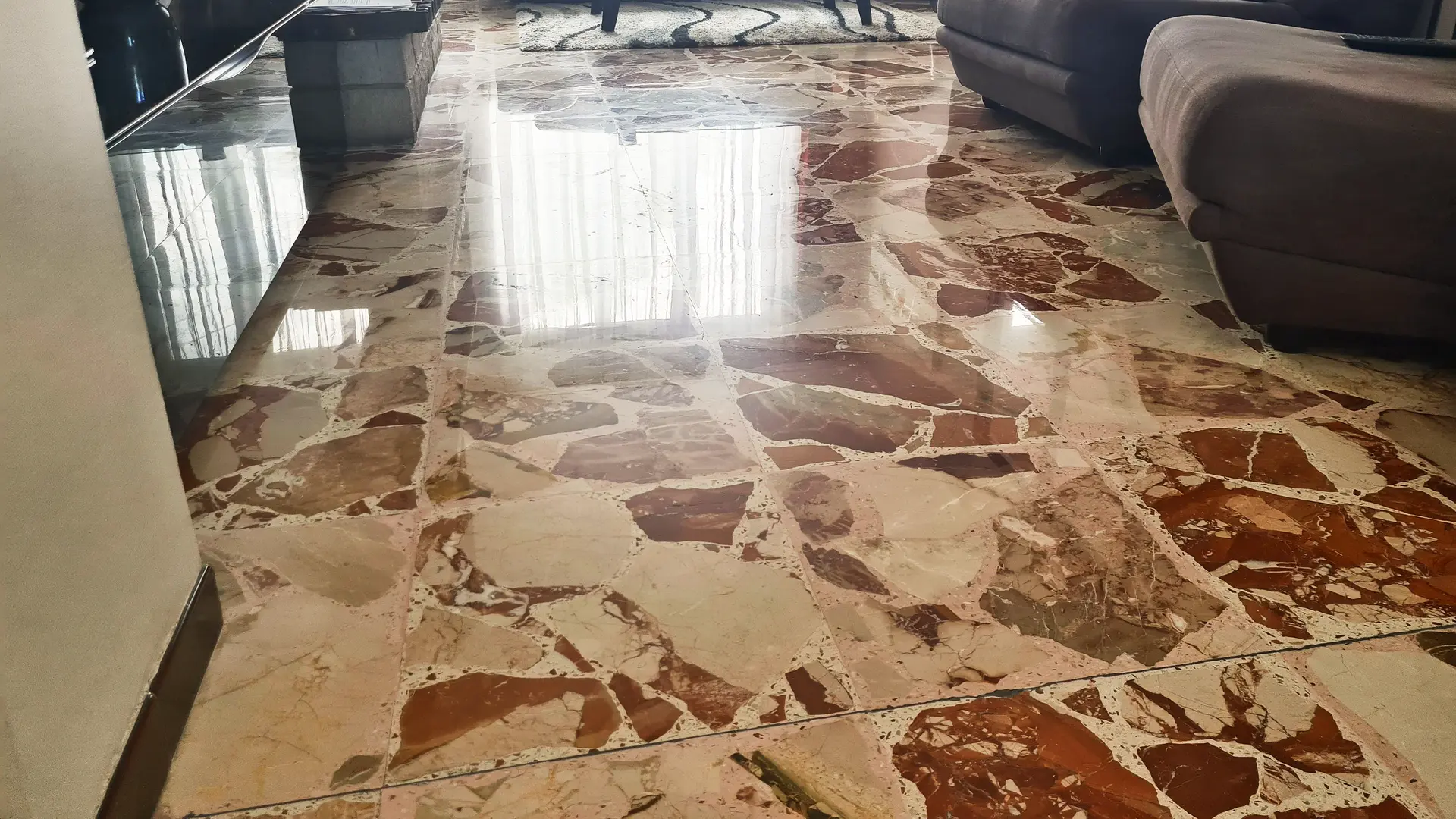 Sol en marbre reconstitué réparé avec création de carreaux sur mesure et cristallisation